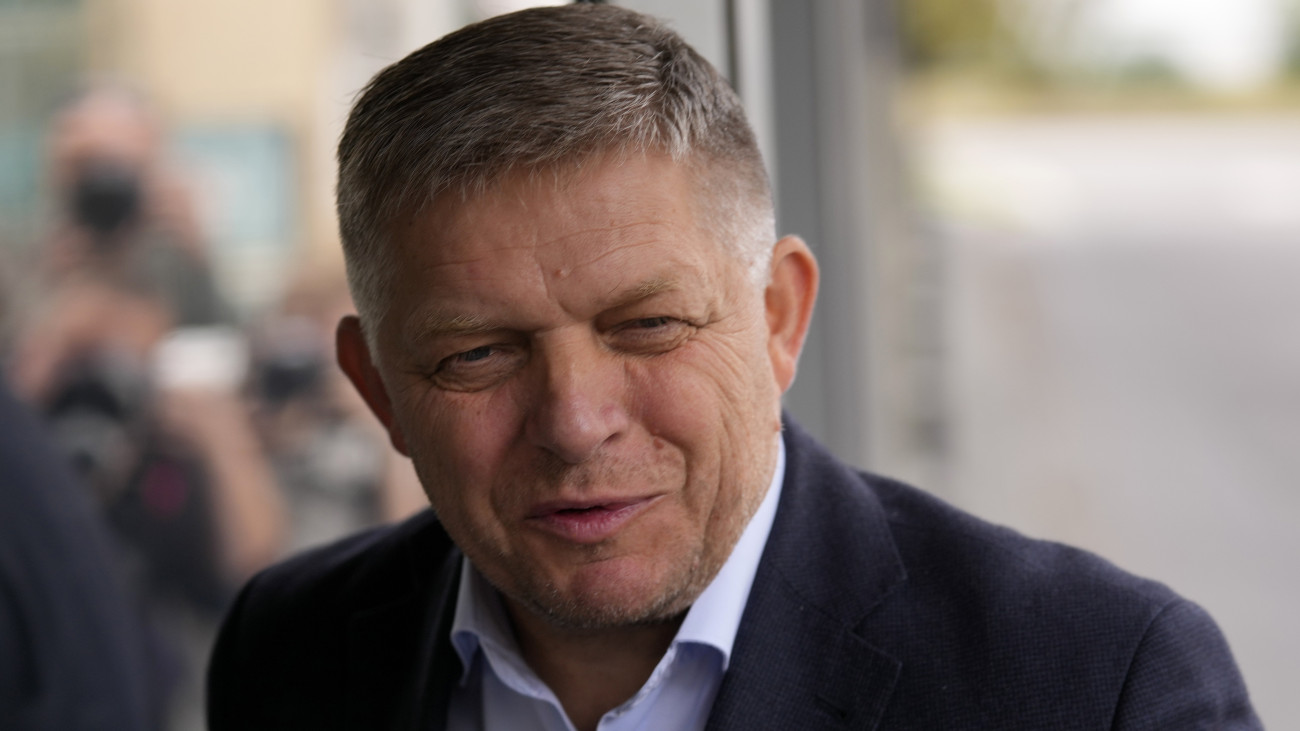 Robert Fico, az Irány - Szociáldemokrácia (Smer-SD) párt vezetője érkezik a párt pozsonyi székházába 2023. október elsején, a szlovák parlamenti választás másnapján. Fico pártja a megszerzett voksok 23,6 százalékával nyerte az előrehozott szlovák parlamenti választást a leadott szavazatok 94,6 százalékos feldolgozottságánál. A második legtöbb eddig összeszámolt voksot, a szavazatok 16,2 százalékát a liberális Progresszív Szlovákia szerezte meg, a harmadik helyet pedig az Irányból kilépett Peter Pellegrini volt miniszterelnök vezette Hang (Hlas-SD) szerezte meg 15,3 százalékos eredményt produkálva. A Szövetség eredménye 4,4 százalék, vagyis a felvidéki magyar párt nem jut be a pozsonyi törvényhozásba.MTI/AP/Darko Bandic