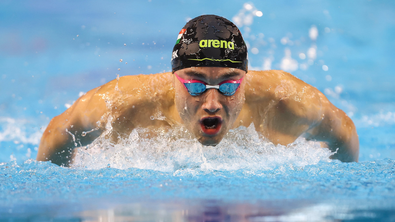 A későbbi győztes Milák Kristóf a 200 méteres férfi pillangóúszás döntőjében a 125. úszó országos bajnokságon Kaposváron 2023. április 20-án.