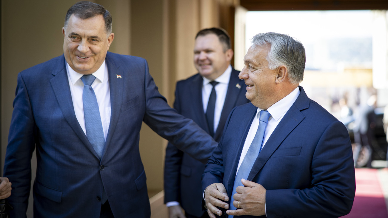 A Miniszterelnöki Sajtóiroda által közreadott képen Orbán Viktor miniszterelnök (j) fogadja Milorad Dodikot, a boszniai Szerb Köztársaság elnökét (b) a Karmelita kolostorban 2023. október 2-án.