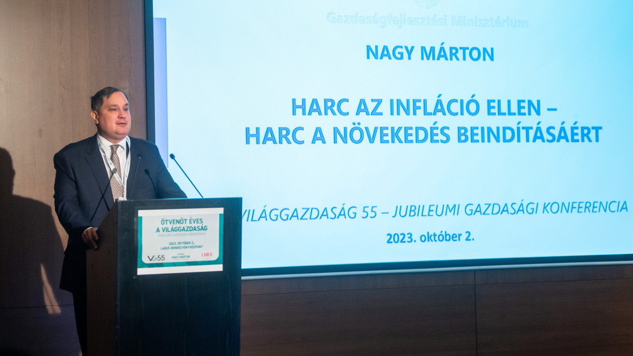 Nagy Márton gazdaságfejlesztési miniszter beszédet mond az alapításának 55. évfordulóját ünneplő Világgazdaság konferenciáján Budapesten, a Larus Étterem és Rendezvényközpontban 2023. október 2-án.