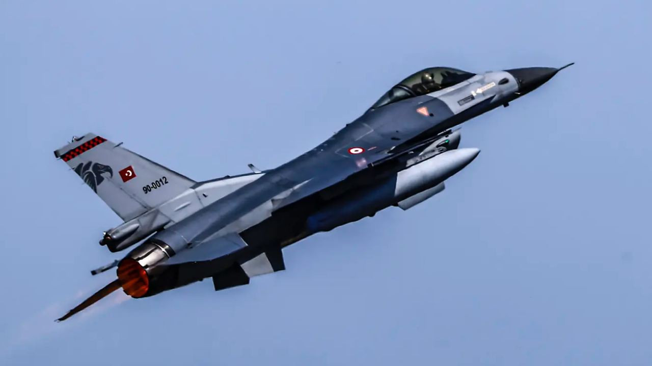 Törtök F-16-os vadászbombázó repülőgép. Forrás: X / NEXTA