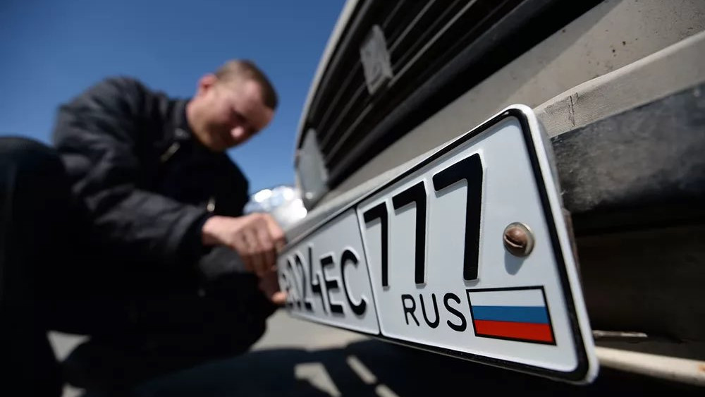 Egyre több uniós országból tiltják ki az orosz rendszámú autókat. Forrás: X / KyivPost