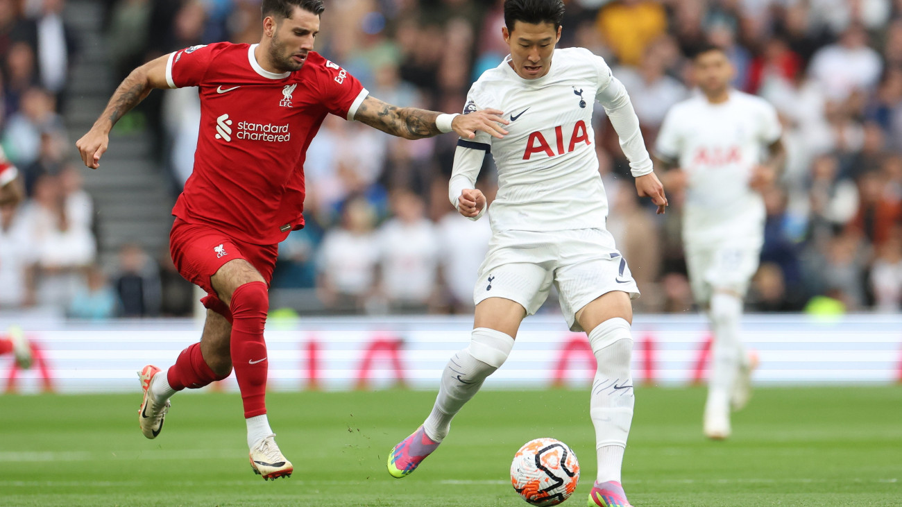 Szoboszlai Dominik, a Liverpool (b) és Son Heung-min, a Tottenham Hotspur játékosa az angol első osztályú labdarúgó-bajnokság 2023. szeptember 30-i játéknapján Londonban.