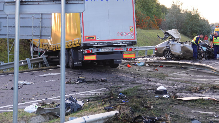 Drámai képek a balesetről, amely miatt teljesen lezárták az M5-ös autópályát