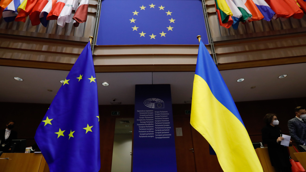 Az Európai Unió és Ukrajna zászlaja az Európai Parlament (EP) üléstermében az EP rendkívüli plenáris ülése előtt Brüsszelben 2022. március 1-jén. Vlagyimir Putyin orosz elnök február 24-én rendelte el katonai művelet végrehajtását Ukrajnában.