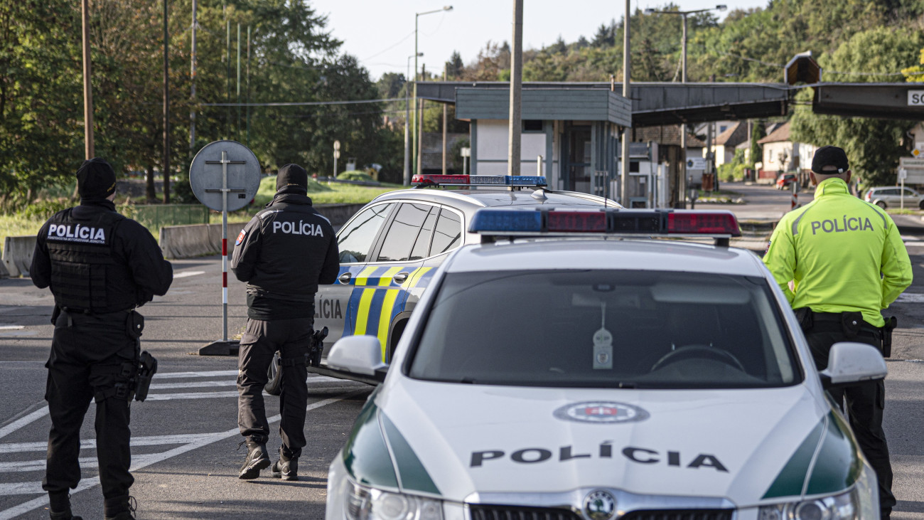 Szlovák rendőrök határellenőrzést végeznek a somoskőújfalui határátkelőnél 2023. október 5-én. Szlovákia mától ideiglenesen visszaállította a határellenőrzéseket a magyar határon, az intézkedés egyelőre október 14-ig lesz hatályos. Pozsony az intézkedést az illegális migráció megfékezésének szükségességével indokolta. A magyar határon történő ellenőrzések újbóli bevezetésére egy nappal azt követően kerül sor, hogy szerdától Csehország és Lengyelország vezetett be hasonló intézkedést szlovák határán.