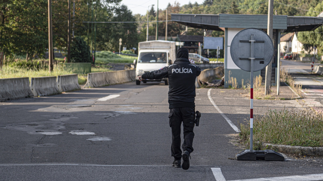 Szlovák rendőr határellenőrzést végez a somoskőújfalui határátkelőnél 2023. október 5-én. Szlovákia mától ideiglenesen visszaállította a határellenőrzéseket a magyar határon, az intézkedés egyelőre október 14-ig lesz hatályos. Pozsony az intézkedést az illegális migráció megfékezésének szükségességével indokolta. A magyar határon történő ellenőrzések újbóli bevezetésére egy nappal azt követően kerül sor, hogy szerdától Csehország és Lengyelország vezetett be hasonló intézkedést szlovák határán.