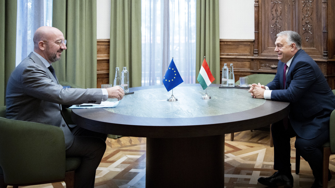 A Miniszterelnöki Sajtóiroda által közreadott képen Charles Michel, az Európai Tanács elnöke (b) és Orbán Viktor kormányfő tárgyal a spanyolországi Granadában 2023. október 5-én. A találkozón a két napos európai csúcstalálkozó témáit tekintették át.