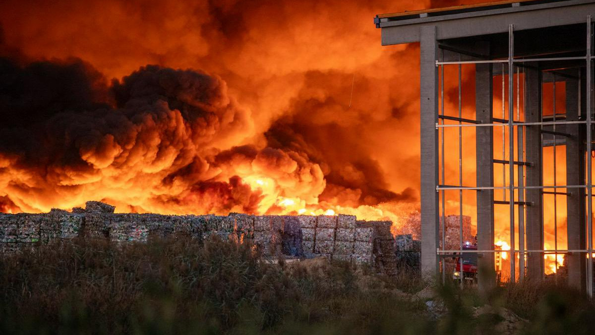 Tűz az eszéki Drava International műanyagfeldolgozó üzemben. Forrás: X / NEXTA