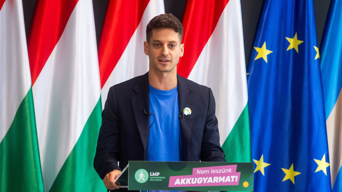 Ungár Péter társelnök beszédet mond, miután európai parlamenti választási listavezetőnek választották az LMP - Magyarország Zöld Pártja budapesti kongresszusán 2023. szeptember 9-én.