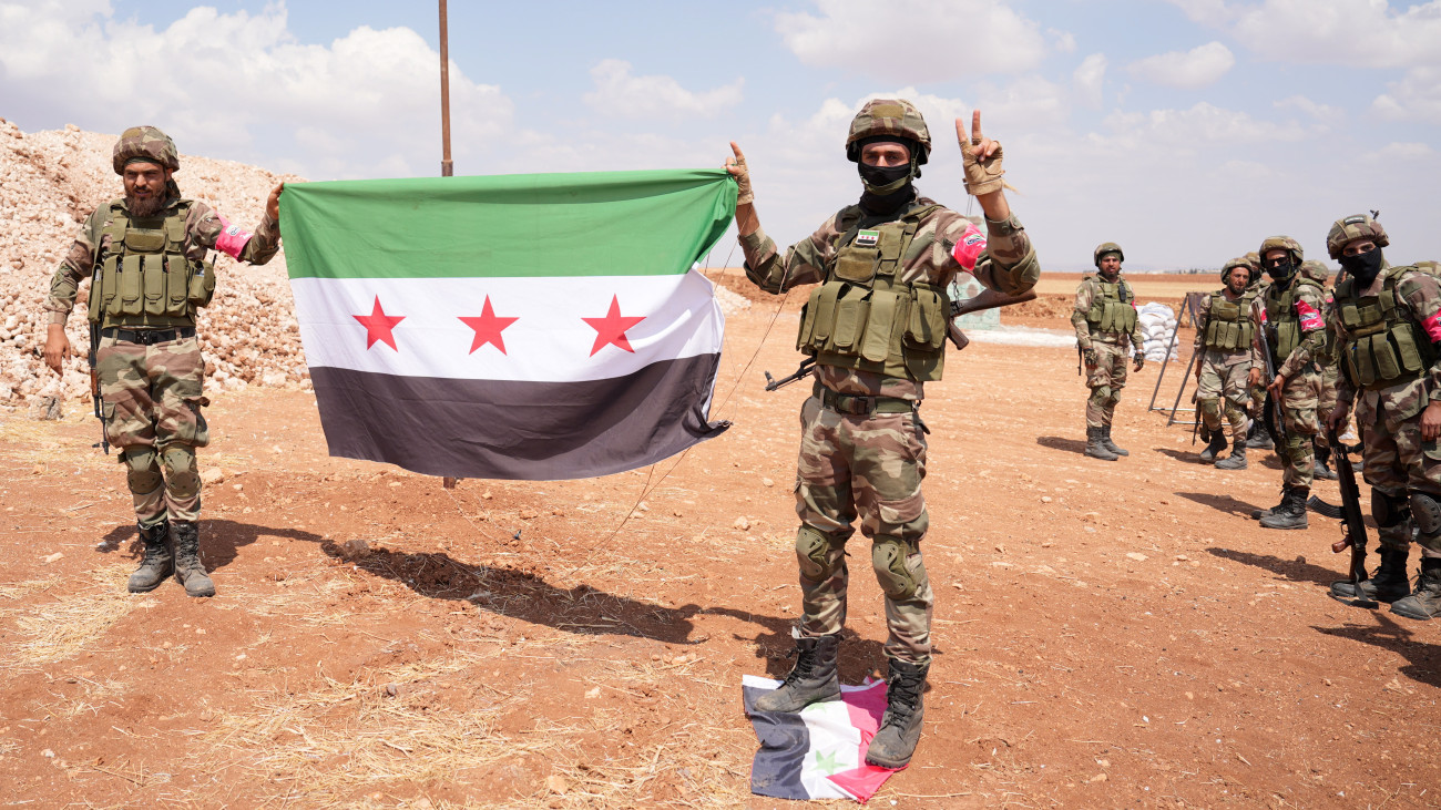Törökország támogatta szíriai lázadók gyakorlatoznak Aleppó északnyugati kormányzóság Marea városánál 2023. augusztus 29-én. A Szíriai Emberi Jogok Megfigyelőközpontja (OSDH) szerint a napokban összecsapások törtek ki Szíria keleti részén a kurd vezetésű Szíriai Demokratikus Erők (SDF) tagjai és a Deir-ez-zóri Katonai Tanács nevű helyi arab milícia harcosai között. A harcokban legkevesebb 22-en életüket vesztették.