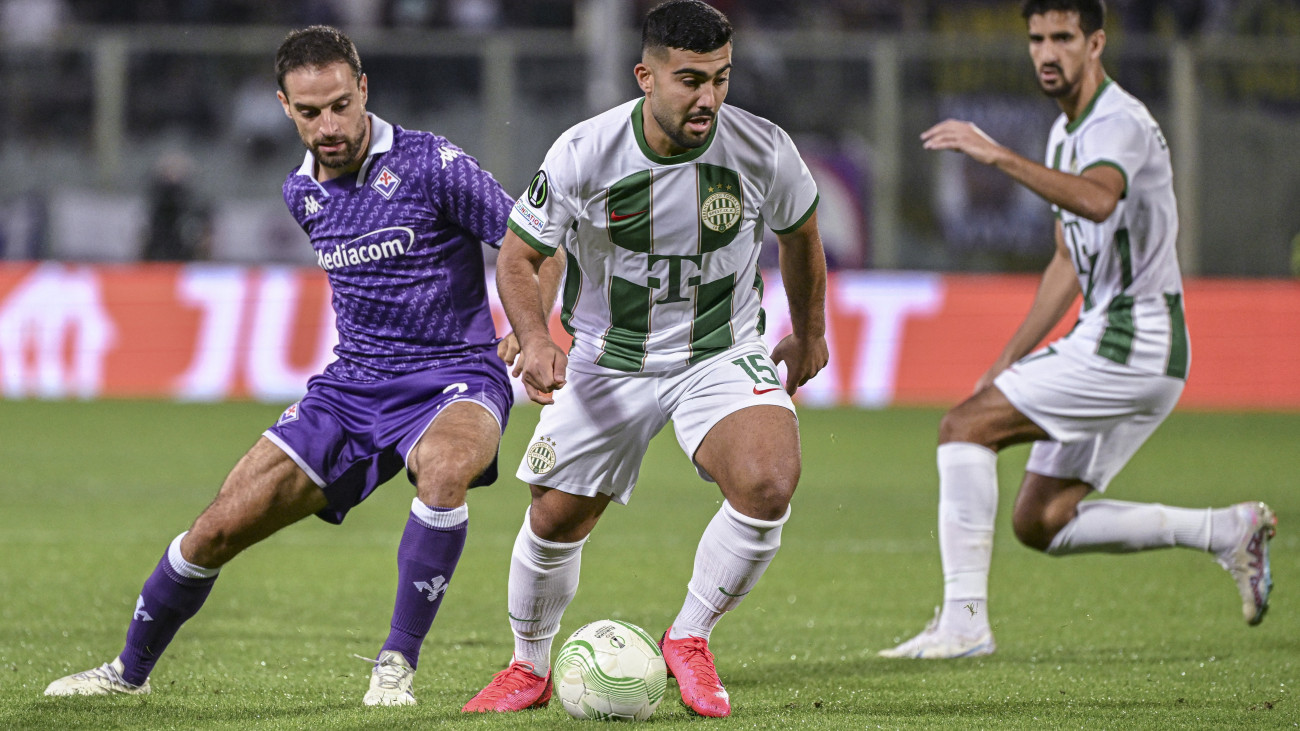 A ferencvárosi Mohammed Abu Fani (k) és Giacomo Bonaventura (b), az olasz csapat játékosa a labdarúgó Konferencia-liga csoportkörének második fordulójában játszott Fiorentina - Ferencvárosi TC mérkőzésen a firenzei Artemio Franchi Stadionban 2023. október 5-én.