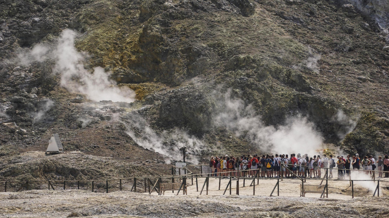 Pozzuoli, 2017. május 16.Gőzöket és gázokat kibocsátó kénes fumarolákat néznek meg turisták a Pozzuoli városa mellett, a Flegrei-mezőkön (Campi Flegrei) lévő Solfatara-kráterben 2017. május 16-án. A közeli Nápolyban működő Vesuvius megfigyelőközpont és a University College London szakértői figyelmeztettek, hogy a kéreg alatti magma egyre duzzad és bármikor felszínre törhet. A vulkanológusok szerint a Flegrei vulkáni terület évek óta fokozódó aktivitása közel van a kritikus nyomásponthoz, és az 1538-ashoz hasonló kitörést indíthat el. (MTI/EPA/Cesare Abbate)