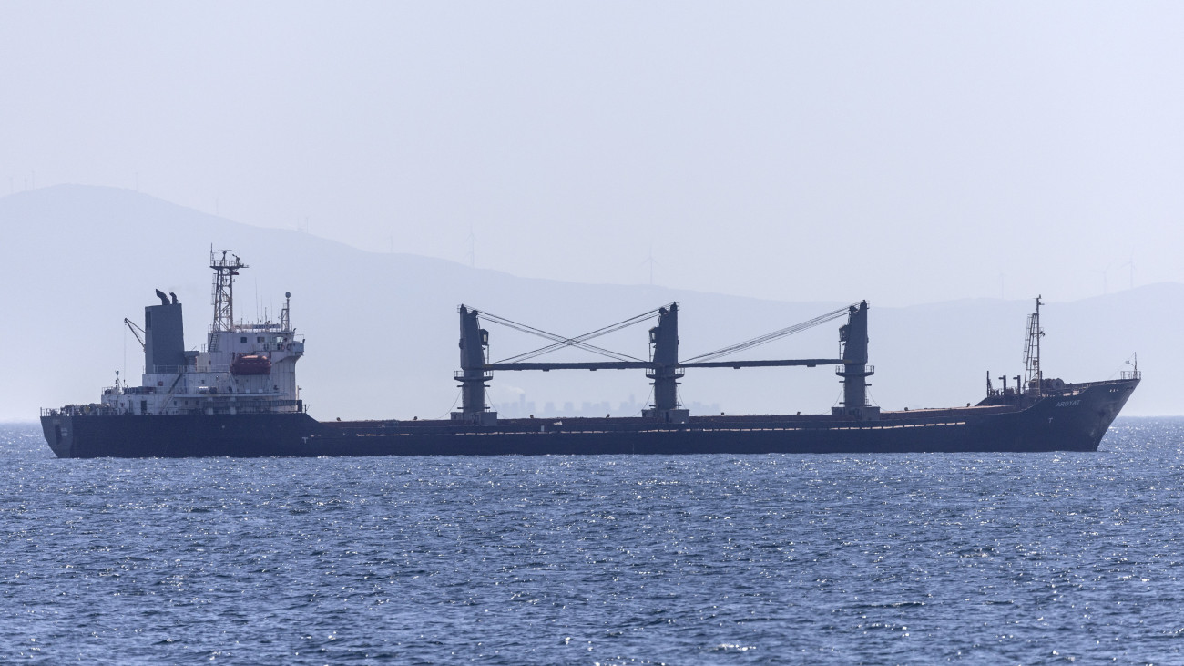 A palaui zászló alatt hajózó Aroyat teherhajó 17600 tonna ukrán búzával megrakodva horgonyoz a Márvány-tengeren, az isztambuli kikötőnél 2023. szeptember 24-én. Az Aroyat 24-én reggel haladt át a Boszporuszon, hogy Egyiptomba szállítsa a gabonát. Törökországban ez a vízi úton érkező második ukrán élelmiszerszállítmány azóta, hogy július 17-én lejárt a fekete-tengeri orosz-ukrán gabonaegyezmény. Előzőleg augusztus 18-án érkezett Isztambulba Odesszából a hongkongi bejegyzésű Joseph Schulte konténerszállító hajó.