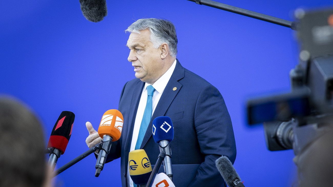 A Miniszterelnöki Sajtóiroda által közreadott képen az EU-tagországok állam-, illetve kormányfőinek találkozójára érkező Orbán Viktor miniszterelnök újságíróknak nyilatkozik Granadában 2023. október 6-án.