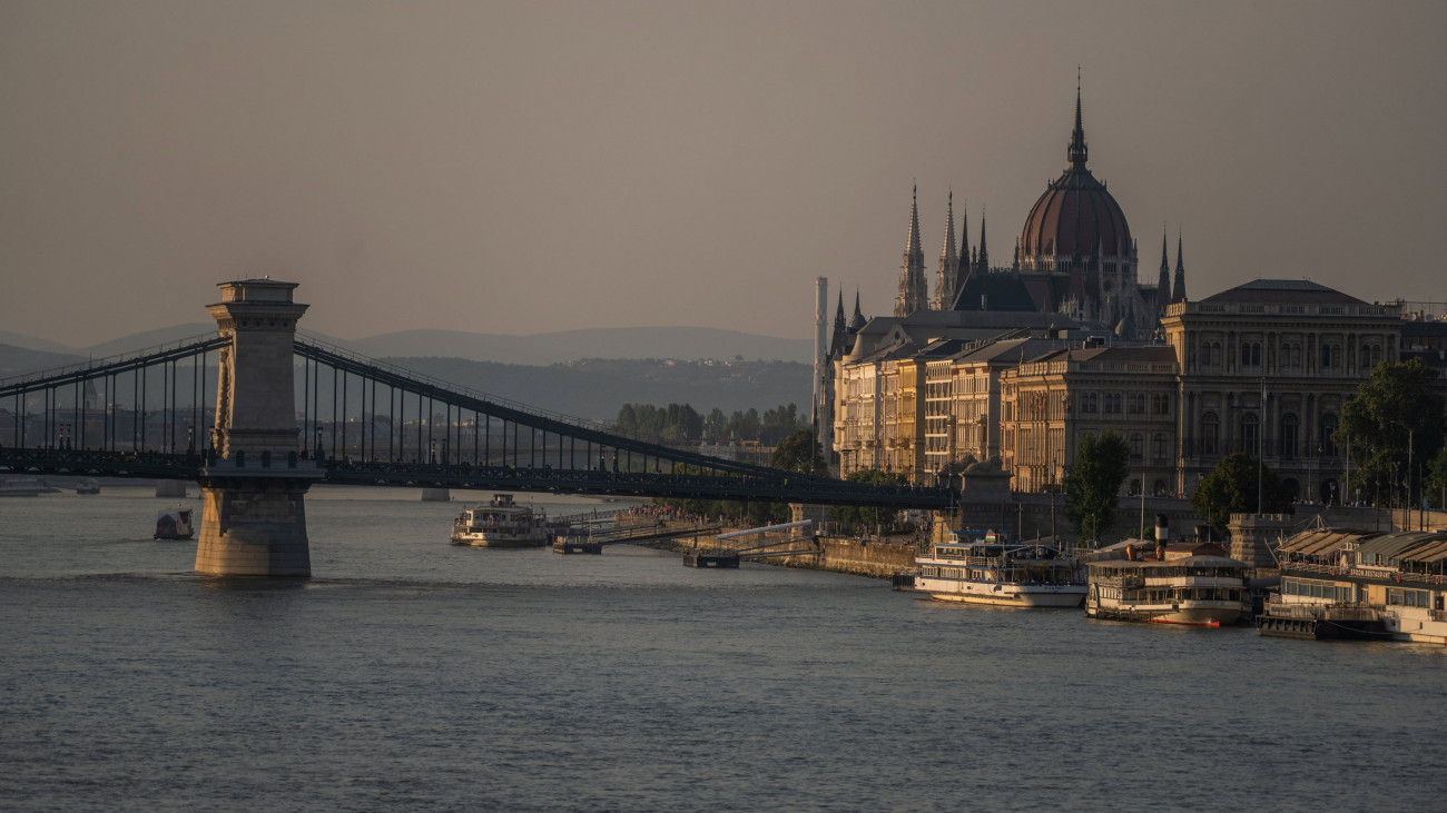A Lánchíd Budapesten, háttérben a Parlament épülete 2023. augusztus 16-án, három nappal a budapesti atlétikai világbajnokság kezdete előtt. Magyarország történetének legnagyobb sporteseményét augusztus 19. és 27. között rendezik.