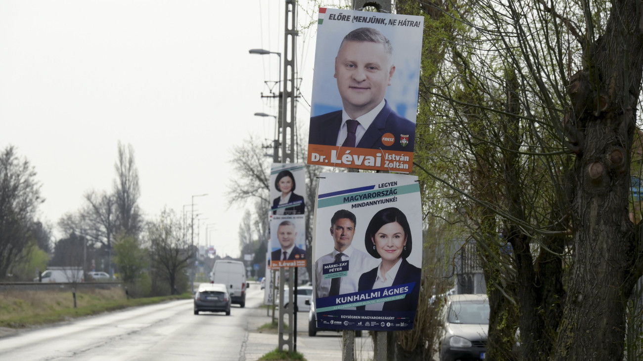 A Fidesz-KDNP (fent) és az Egységben Magyarországért (lent) választási plakátja Budapesten, a Nagykőrösi úton 2022. március 30-án. Április 3-án tartják az országgyűlési választásokat és a kormány által kezdeményezett gyermekvédelmi népszavazást. Elöl a fenti plakáton Lévai István Zoltán, a Fidesz-KDNP képviselőjelöltje, alatta Márki-Zay Péter, az ellenzék közös miniszterelnök-jelöltje és Kunhalmi Ágnes, az MSZP társelnöke, képviselőjelölt látható. 