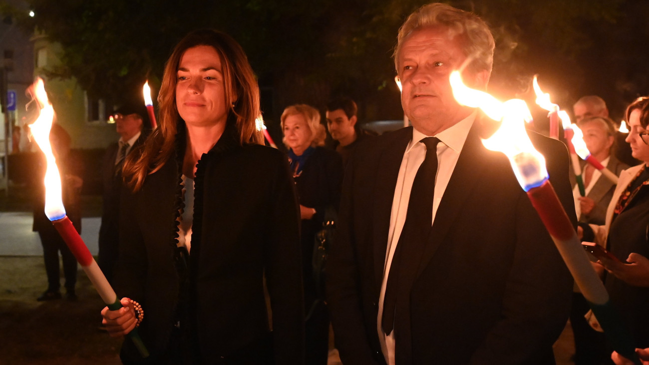 Varga Judit, az Országgyűlés európai ügyek bizottságának elnöke és Vargha Tamás, a Honvédelmi Minisztérium parlamenti államtitkára a fáklyás felvonuláson az aradi vértanúk kivégzésének 174. évfordulóján, a nemzeti gyásznapon tartott megemlékezés előtt Székesfehérváron 2023. október 6-án.