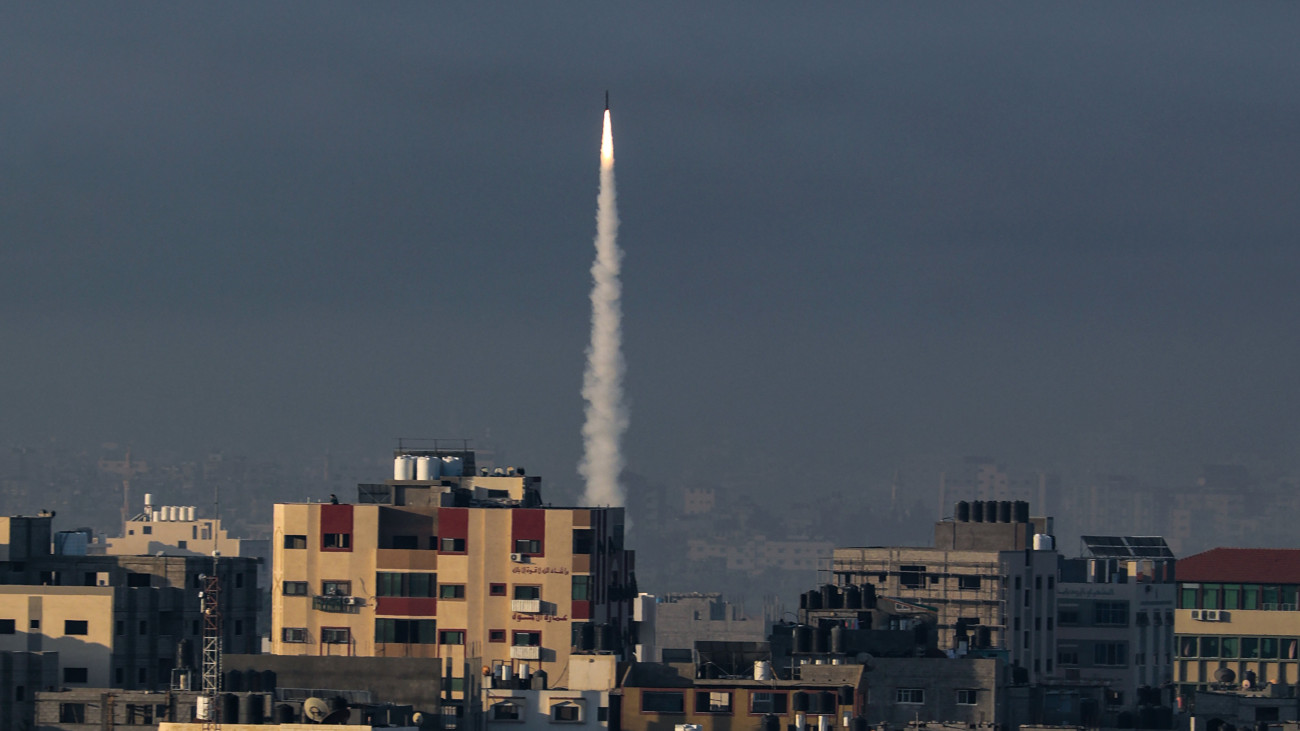 Rakétával lövik Izraelt palesztin fegyveresek Gáza városából 2023. október 7-én. A Hamász palesztin iszlamista szervezet reggel óta 2500 rakétát lőtt ki Izrael déli és középső részére a Gázai övezetből, és több tucat fegyverese hatolt be izraeli településekre. Eddig 22 halottról és félezer sebesültről tudni, a fegyveresek izraeli túszokat hurcoltak magukkal a Gázai övezetbe. Izrael teljes mozgósítást rendelt el.