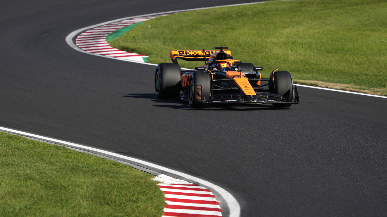 A későbbi harmadik helyezett Oscar Piastri, McLaren ausztrál versenyzője a Forma-1-es autós gyorsasági világbajnokság Japán Nagydíjának futamán a szuzukai pályán 2023. szeptember 24-én.