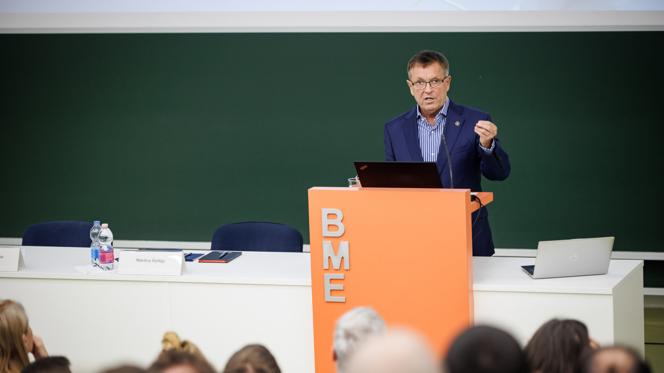 "Úgy kell nyitni keletre, hogy nem zárunk nyugatra" - Matolcsy György egyetemistáknak tartott előadást