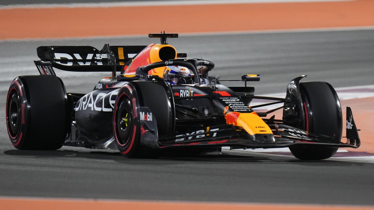 Max Verstappen, a Red Bull holland címvédője a Forma-1-es autós gyorsasági világbajnokság Katari Nagydíjának időmérő edzésén a loszaili pályán 2023. október 6-án. A leggyorsabb köridőt Verstappen érte el, így ő indulhat az első rajthelyről az október 8-i futamon.