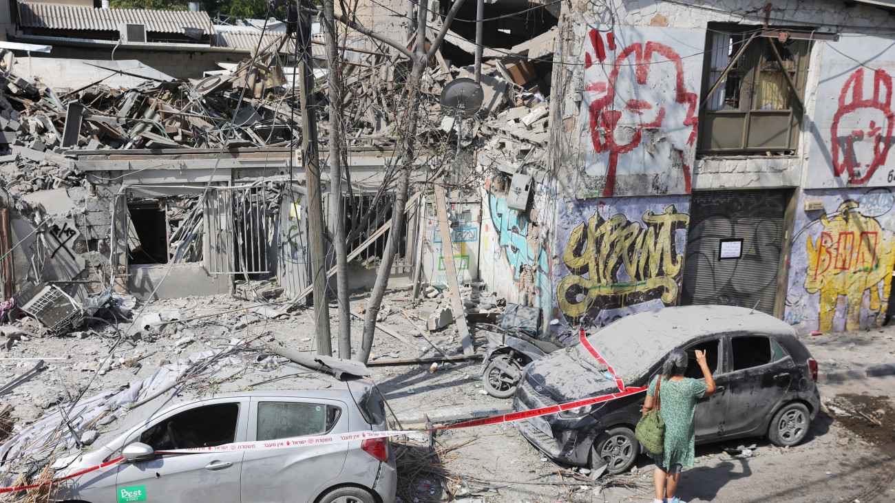 Megrongálódott épületek egy palesztin rakétatámadást követően Tel-Avivban 2023. október 8-án. Előző nap a Hamász palesztin iszlamista szervezet rakétaáradatot zúdított Izrael déli és középső részére a Gázai övezetből, és több tucat fegyverese hatolt be izraeli településekre. Az izraeli egészségügyi tárca október 8-i közlése szerint 2048 sebesültet szállítottak kórházba, akik közül az életveszélyes és súlyos sebesültek számát háromszázötvenre becsülik.
