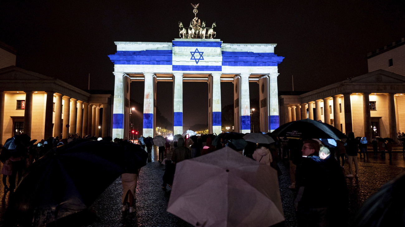 Izraeli zászlót vetítenek a Brandenburgi kapura a szolidaritás jeleként Berlinben 2023. október 7-én, miután a Hamász palesztin iszlamista szervezet rakétaáradatot zúdított Izrael déli és középső részére a Gázai övezetből, és több tucat fegyverese hatolt be izraeli településekre. Az izraeli egészségügyi tárca október 8-i közlése szerint 2048 sebesültet szállítottak kórházba, akik közül az életveszélyes és súlyos sebesültek számát háromszázötvenre becsülik.