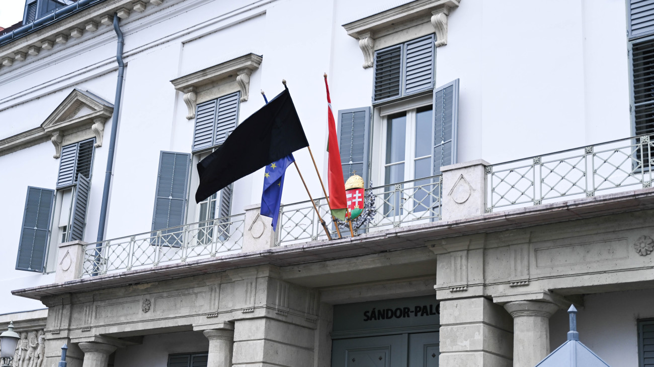 Fekete zászló a Sándor-palota erkélyén Sólyom László volt köztársasági elnök, az Alkotmánybíróság első elnöke, akadémikus, egyetemi tanár halála napján, 2023. október 8-án.