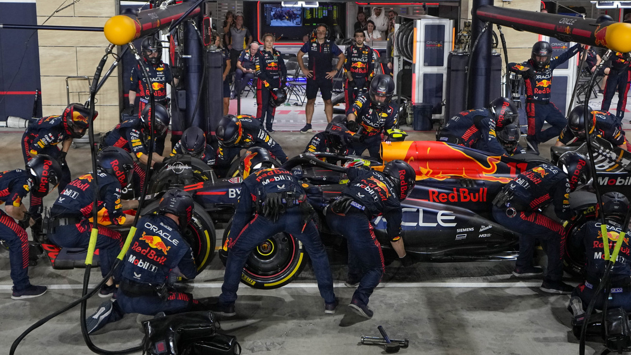 Technikusok Sergio Perez, a Red Bull mexikói versenyzőjének autója körül a Forma-1-es autós gyorsasági világbajnokság Katari Nagydíján a loszaíli pályán 2023. október 8-án.