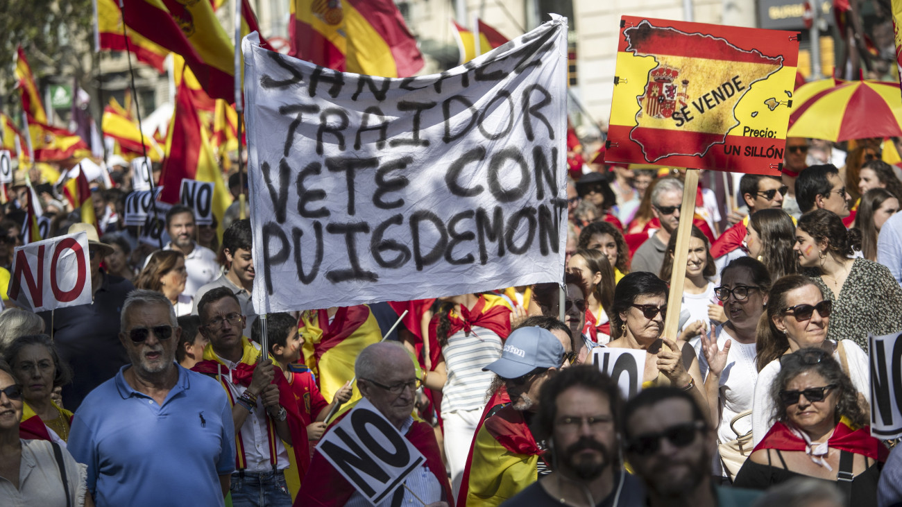 Barcelona, 2023. október 8.A katalán függetlenségi vezetők amnesztiája ellen tüntetnek Barcelonában 2023. október 8-án. A Katalán Civil Társadalom (SCC) nevű szervezet felhívására több tízezren vettek részt a belvároson áthaladó menetben, amely a Nem az én nevemben: sem amnesztia, sem önrendelkezés feliratú molinó mögött vonult fel. A spanyol parlament két katalán függetlenségi pártja, a Katalán Köztársasági Baloldal (ERC), valamint az Együtt Katalóniáért (Junts per Catalunya) a katalán vezetők rehabilitálását szabta feltételül ahhoz, hogy képviselői akár csak tartózkodással közreműködjenek az új spanyol kormány megalakulásában.