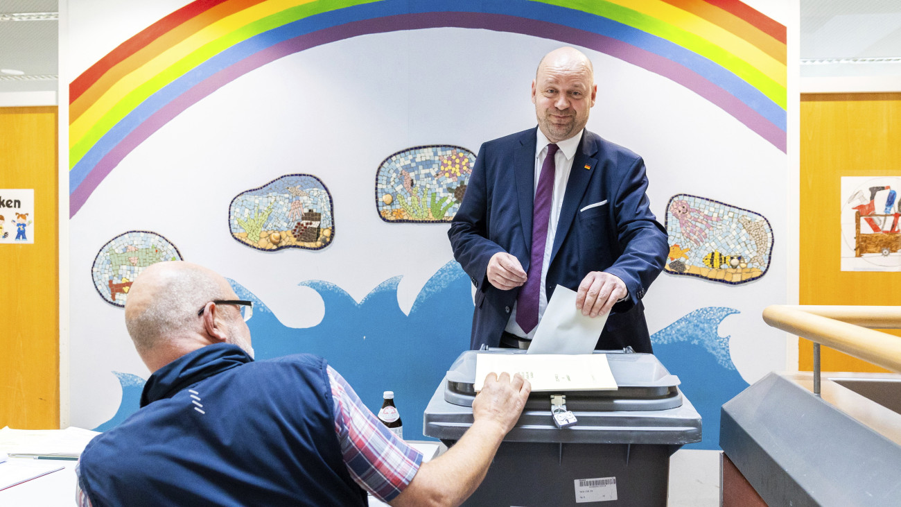 Robert Lambrou, az Alternatíva Németországnak (AfD) párt jelöltje (j) leadja voksát a Hessen tartománybeli Wiesbaden egyik szavazóhelyiségében 2023. október 8-án. Ezen a napon törvényhozási (Landtag-) választásokat tartanak Bajorország és Hessen tartományban.