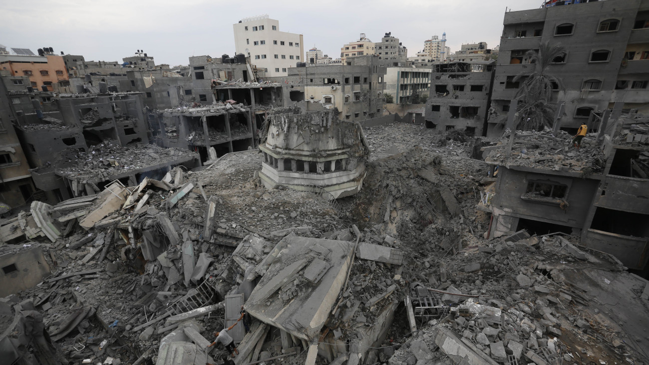 GAZA CITY, GAZA - OCTOBER 09: A view of debris of Ahmad Yasin Mosque after Israeli airstrikes in Gaza Strip on October 09, 2023. 4 mosques have been destroyed in latest Israeli attacks so far. (Photo by Ashraf Amra/Anadolu Agency via Getty Images)