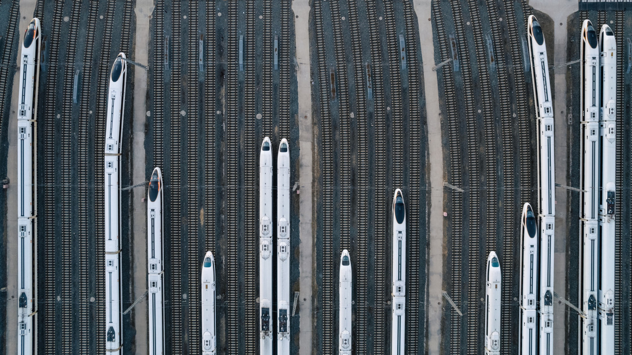 Aerial shot of the high-speed train parked on the railway / Sinkanszen szuperexpressz