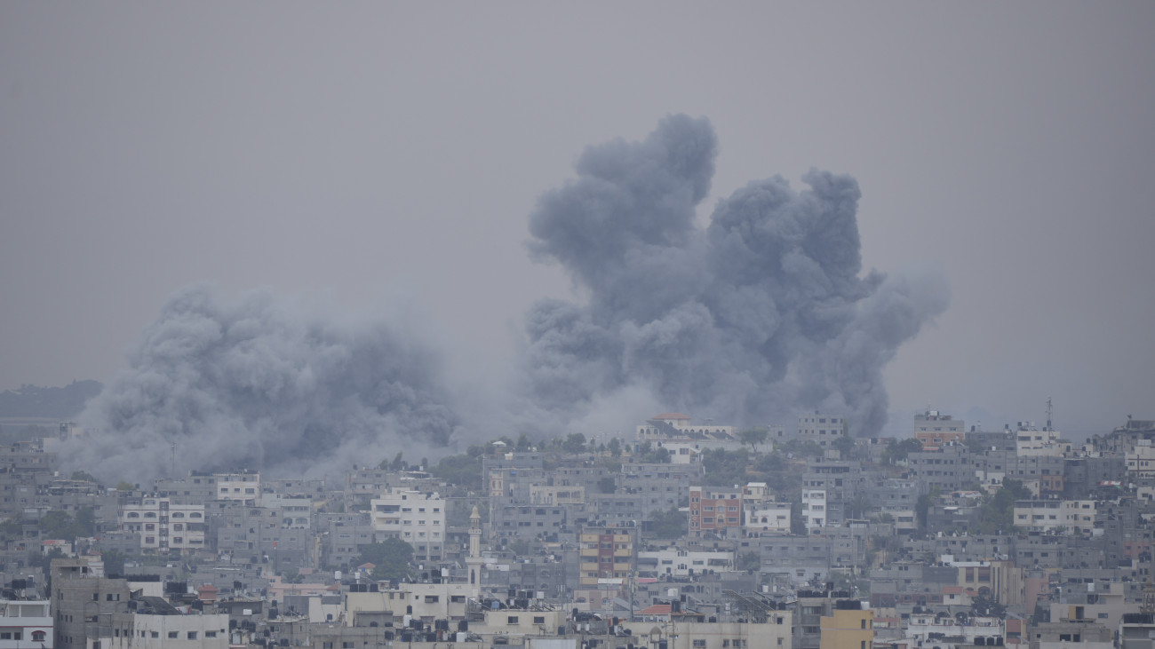 Izraeli légitámadás Gázában 2023. október 9-én. A Gázai övezetet irányító Hamász palesztin iszlamista szervezet október 7-én többfrontos támadást indított Izrael ellen, több mint 700 izraeli életét vesztette, a Hamász elleni izraeli válaszcsapások halálos áldozatainak száma a Gázai övezetben 493, a sebesülteké meghaladja a 2700-at.
