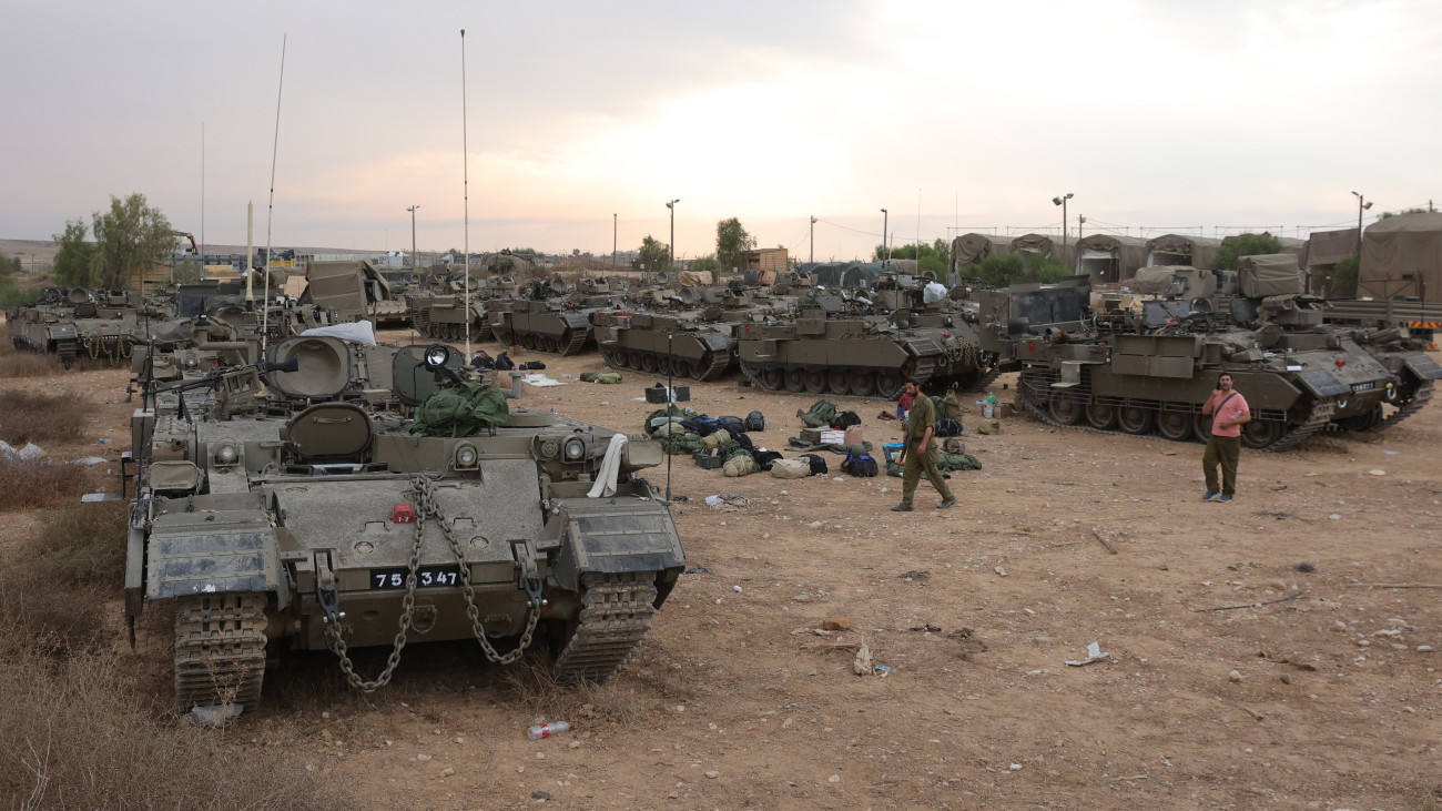 Izraeli tartalékos katonák a dél-izraeli Beér-Seva közelében fekvő táborukban 2023. október 9-én. Daniel Hagari katonai szóvivő tájékoztatása szerint az elmúlt két napban háromszázezer tartalékost mozgósított az izraeli haderő. A Gázai övezetet irányító Hamász palesztin iszlamista szervezet október 7-én többfrontos támadást indított Izrael ellen, több mint 800 izraeli életét vesztette, a Hamász elleni izraeli válaszcsapások halálos áldozatainak száma a Gázai övezetben 500, a sebesülteké meghaladja a háromezret. Az izraeli hadsereg ellencsapásokat hajtott végre a libanoni határnál is.