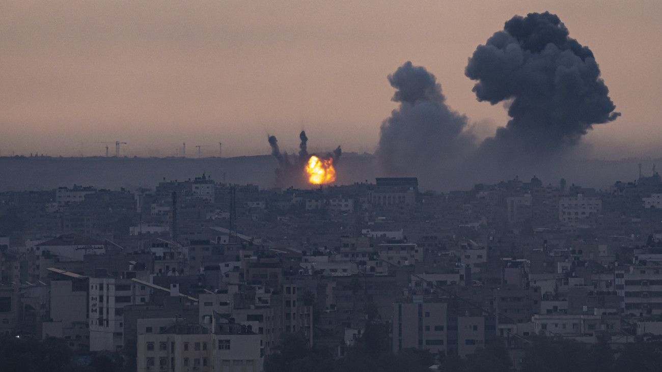 Izraeli légitámadás Gázában 2023. október 9-én. A Gázai övezetet irányító Hamász palesztin iszlamista szervezet október 7-én többfrontos támadást indított Izrael ellen, több mint 800 izraeli életét vesztette, a Hamász elleni izraeli válaszcsapások halálos áldozatainak száma a Gázai övezetben 500, a sebesülteké meghaladja a háromezret.