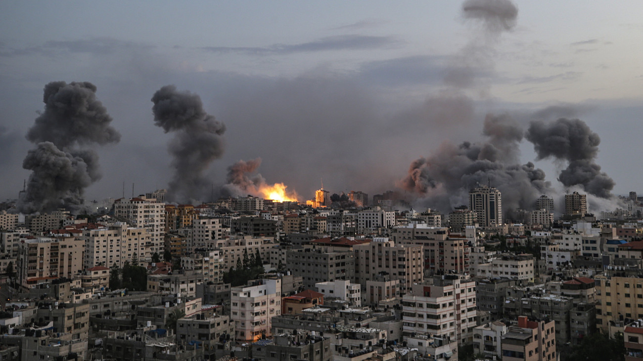 Izraeli légitámadás Gázában 2023. október 9-én. A Gázai övezetet irányító Hamász palesztin iszlamista szervezet október 7-én többfrontos támadást indított Izrael ellen, mintegy 900 izraeli életét vesztette, a Hamász elleni izraeli válaszcsapások halálos áldozatainak száma a Gázai övezetben 700-hoz közelít.