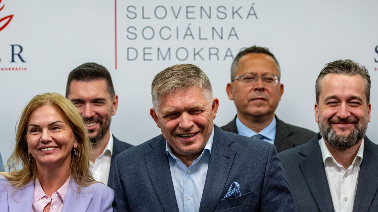 Pozsony, 2023. október 1.Robert Fico, a győztes Irány - Szociáldemokrácia (Smer-SD) párt vezetője sajtótájékoztatót tart a párt pozsonyi székházában 2023. október elsején, a szlovák parlamenti választás másnapján.