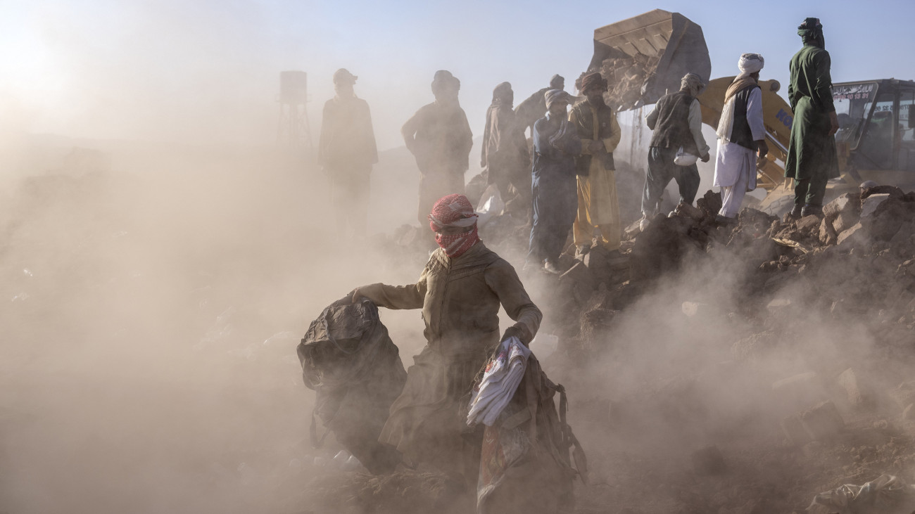Áldozatokat keresnek a földrengés sújtotta Herát nyugati tartomány Zenda Dzsan körzetében 2023. október 9-én. A két nappal korábbi, 6,3-as erősségű földmozgás epicentrumát Herát nagyvárostól 30 kilométerre, északnyugatra mérték, amit nyolc erős utórengés követett. Az afgán katasztrófavédelmi minisztérium 2445 halálos áldozatról és 2000-nél több sérültről jelentett. Az Egészségügyi Világszervezet (WHO) szerint Herát tartomány legalább tizenkét falujában több mint 600 ház dőlt össze vagy rongálódott meg.