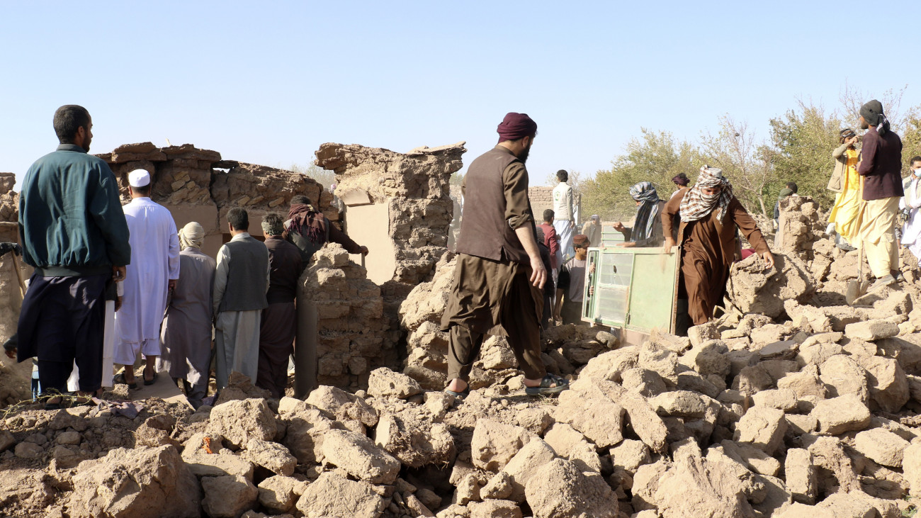 Zenda Jan, 2023. október 8.Afgán férfiak eltakarítják az előző napi földrengés miatt összedőlt házak romjait a nyugat-afganisztáni Herát tartomány egyik településén, Zenda Janban 2023. október 8-án. A hivatalos adatok szerint több mint kétezer ember halt meg az előző napi heves földrengésben Afganisztán nyugati részén.
