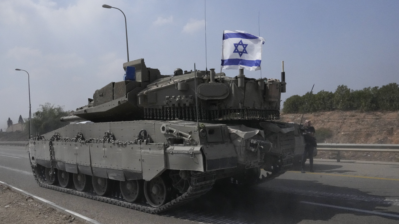 Izraeli tank halad déli irányba Szderót közelében 2023. október 8-án. Előző nap a Hamász palesztin iszlamista szervezet rakétaáradatot zúdított Izrael déli és középső részére a Gázai övezetből, és több tucat fegyverese hatolt be izraeli településekre. Az izraeli hadsereg ezután ellencsapásokat hajtott végre délen a Gázai övezetet uraló iszlamista Hamász és Iszlám Dzsihád terrorszervezet ellen, valamint északon a libanoni határnál.