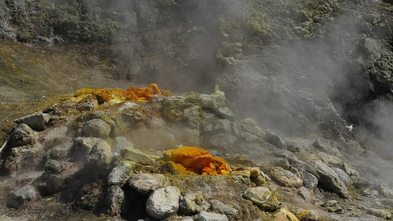 Gőzöket és gázokat kibocsátó kénes fumarolák a Nápolyhoz közteli Pozzuoli városa mellett, a Flegrei-mezőkön - Campi Flegrei - lévő Solfatara-kráterben, Olaszországban