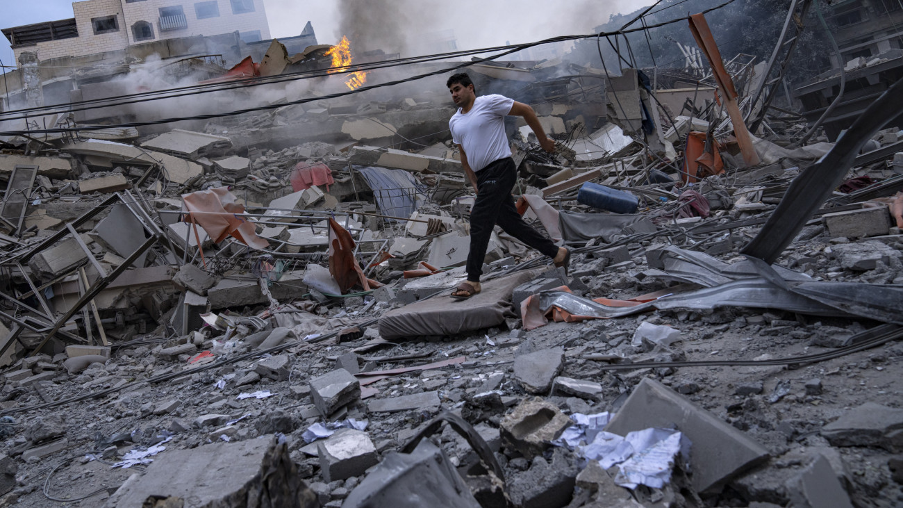 Izraeli légitámadásban megsemmisült ház romjai Gázában 2023. október 10-én. A Gázai övezetet irányító Hamász palesztin iszlamista szervezet október 7-én többfrontos támadást indított Izrael ellen, mintegy 900 izraeli életét vesztette, a Hamász elleni izraeli válaszcsapások halálos áldozatainak száma a Gázai övezetben 700-hoz közelít.