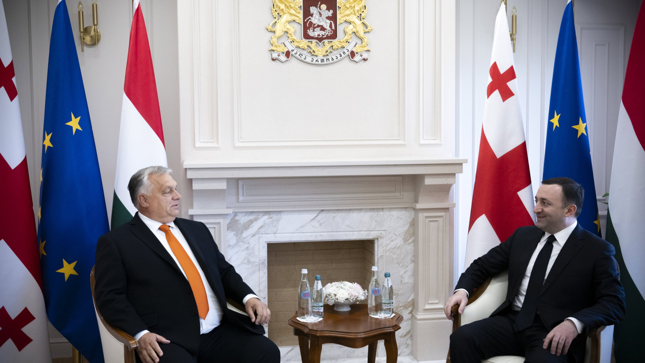 A Miniszterelnöki Sajtóiroda által közreadott képen Orbán Viktor miniszterelnök (b) és Irakli Garibasvili georgiai kormányfő kétoldalú tárgyalást folytat Tbilisziben 2023. október 11-én.