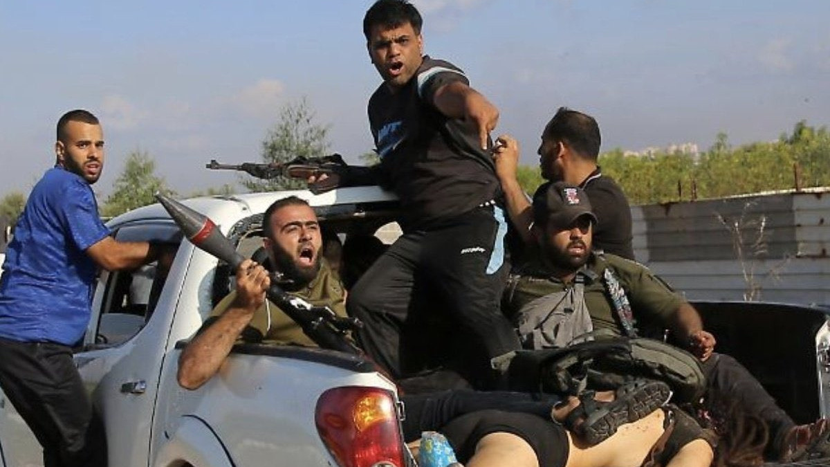 Hamasz fegyveresek Izraelben. Forrás: X / Elmo