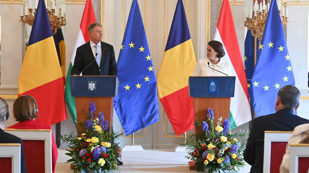 Novák Katalin köztársasági elnök és Klaus Iohannis román államfő sajtótájékoztatót tart tárgyalásuk után a Sándor-palotában 2023. október 11-én.