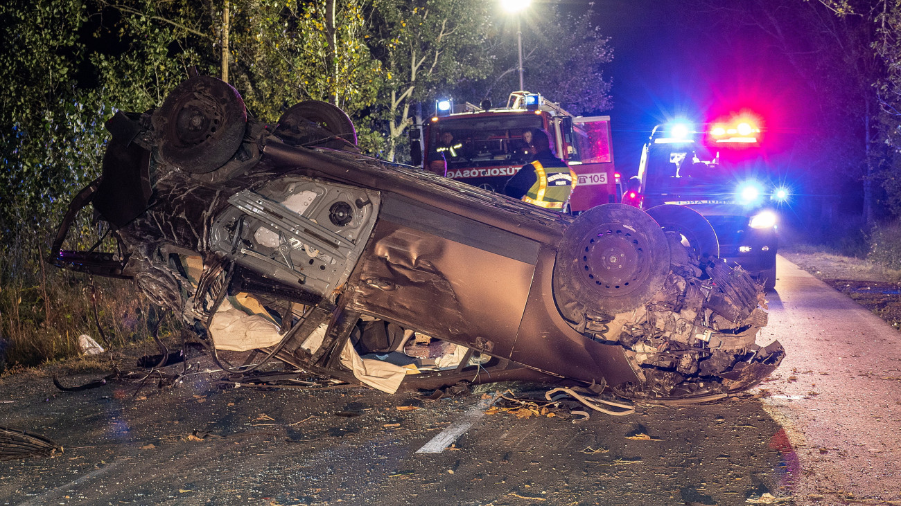 Felborult személygépkocsi az 5409-es számú úton, Kiskunmajsa térségében 2023. október 12-én. A baleset következtében a migránsokat szállító, francia rendszámú autóban két ember meghalt.