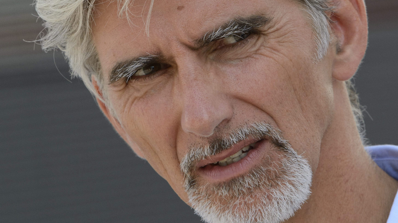 Damon Hill, korábbi világbajnok brit autóversenyző a Forma-1-es Magyar Nagydíj harmadik szabadedzésén a mogyoródi Hungaroringen 2014. július 26-án.