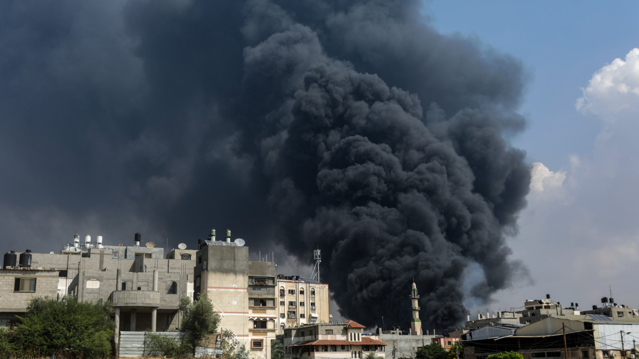 Sűrű fekete füst tör a magasba egy izraeli légitámadást követően Gázában 2023. október 11-én. A Gázai övezetet irányító Hamász palesztin iszlamista szervezet október 7-én többfrontos támadást indított Izrael ellen, több mint 1200 izraeli életét vesztette, a Hamász elleni izraeli válaszcsapások legalább 900 ember halálát okozták a Gázai övezetben.